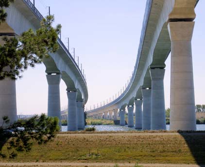 Le viaduc d'Avignon (2000), réalisé pour le TGV Méditerranée, est un magnifique exemple d'ouvrage en béton précontraint